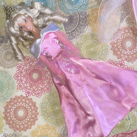 Disney Vintage Princess Barbie with Extra Gown - Picture 2 of 3